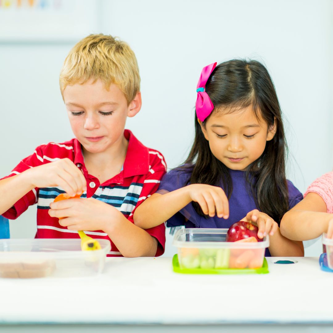 preschoolers eating lunch