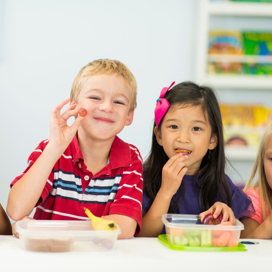 preschoolers eating healthy snacks